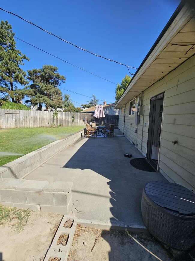 Building Photo - 214 S Yelm St