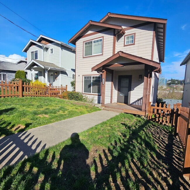 Building Photo - Beautiful Home with Mt. Rainier Views – Close to PSNS & Ferries