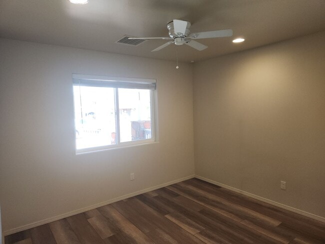 Building Photo - Newer 2 bed / 2 Bath Site Built Home