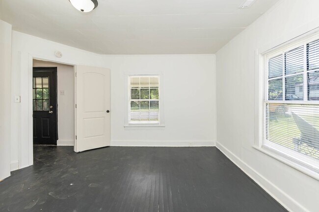Building Photo - Beautiful Three Bedroom Home!