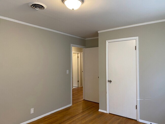 Building Photo - 3-Bedroom  cutie ! APPLY today at All3Real...