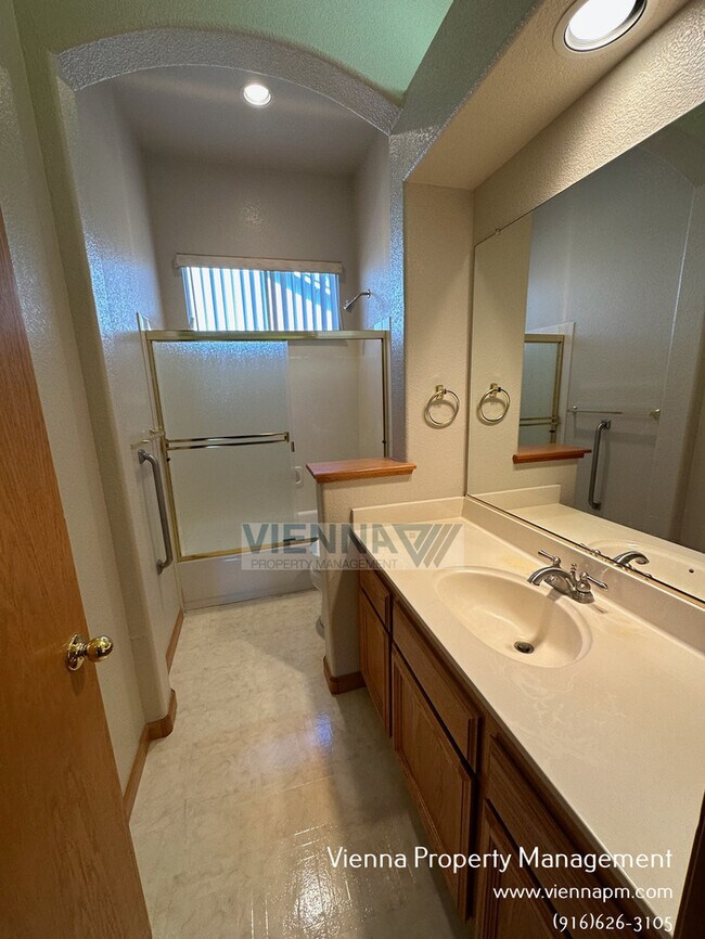 Building Photo - Gorgeous Lincoln Home in Great Neighborhood!