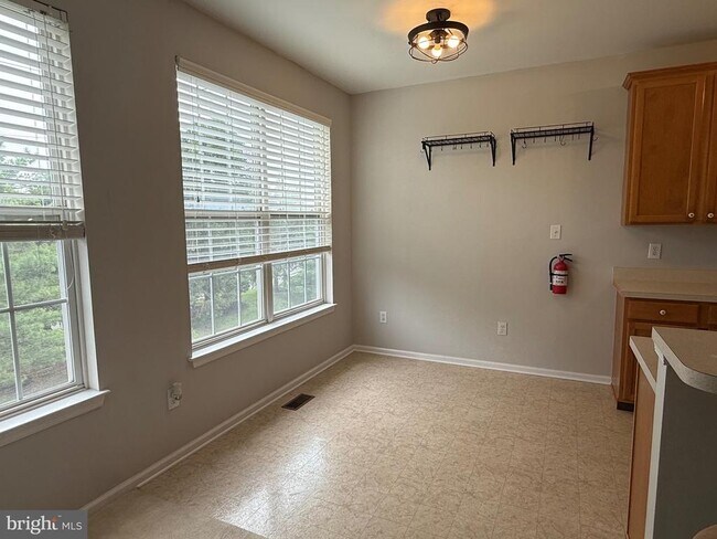 Building Photo - 121 Acorn Dr