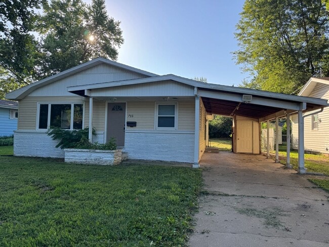 Primary Photo - Cute 3 Bedroom Home Available Now