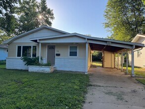 Building Photo - Cute 3 Bedroom Home Available Now