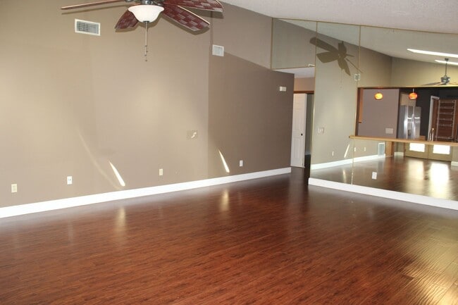 Building Photo - 3 bed 2 bath Home in Port Orange