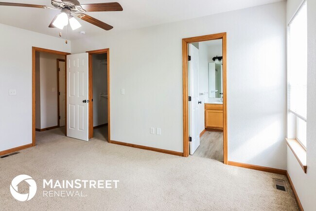 Building Photo - 424 NE Wolf Creek Dr