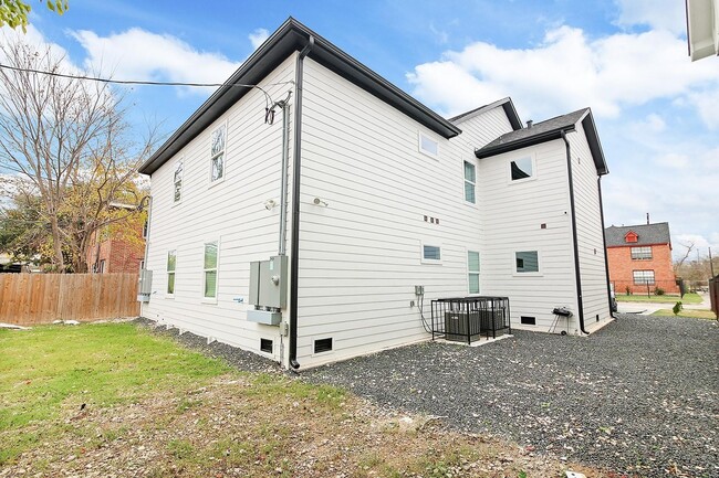 Building Photo - 2406 Truxillo St