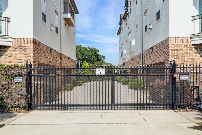 Building Photo - 2820 Princeton St