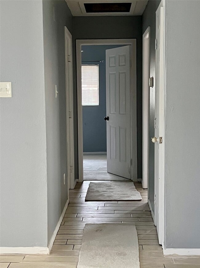 Building Photo - 10610 Sandy River Dr