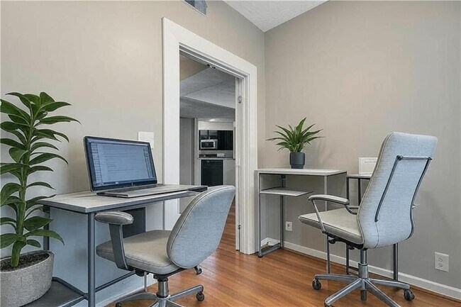 Building Photo - 1250 Parkwood Cir SE