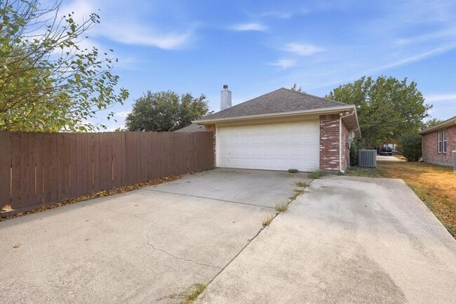 Building Photo - 100 Oak Hollow Ln