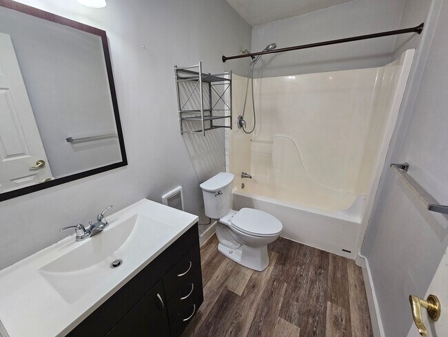 Building Photo - Beautiful Home + Mother-in-Law Suite