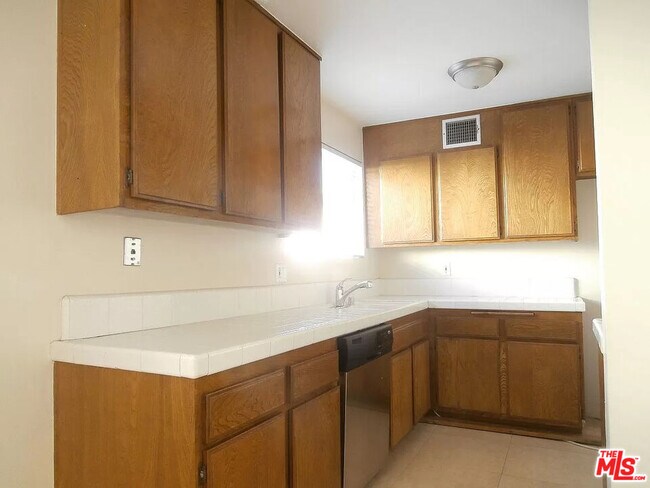 Building Photo - 1711 Grismer Ave