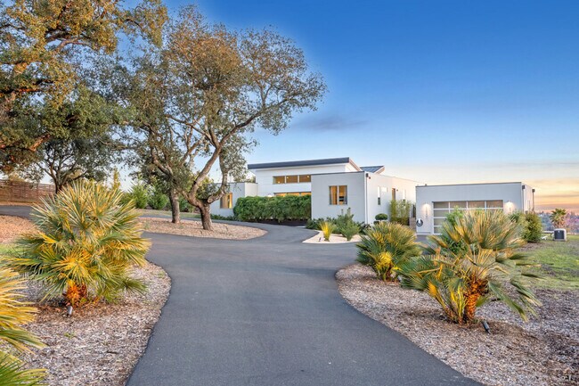 Building Photo - 5830 Heights Rd