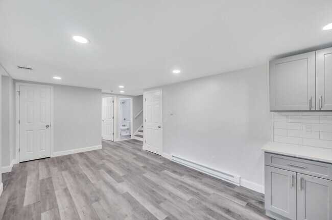 Building Photo - 615 Macdonald Ave