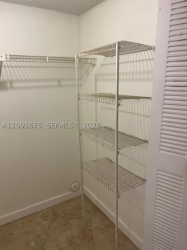 Building Photo - 9999 Summerbreeze Dr