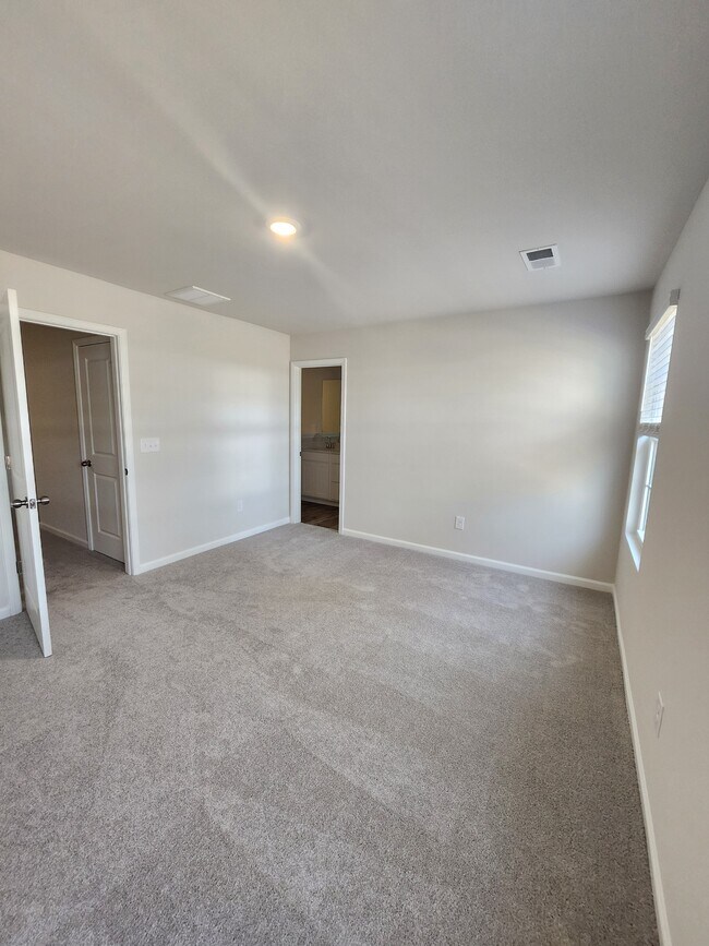 Building Photo - 818 Powder Br Dr