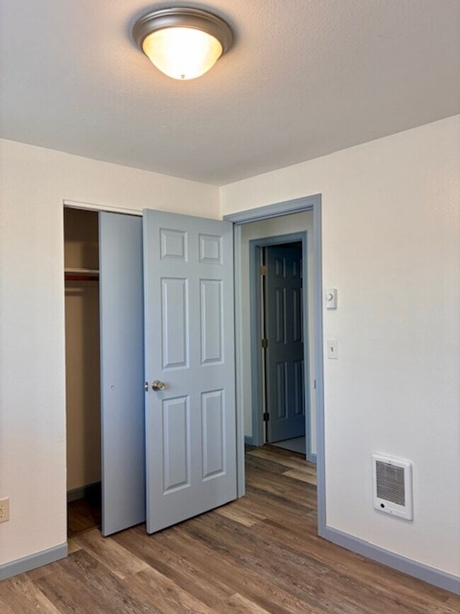 Building Photo - Charming 3-Bedroom Single-Level Home with Spacious Yard!