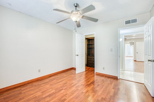 Building Photo - Beautiful House with 4 bed - 2 baths - office & covered big Jacuzzi