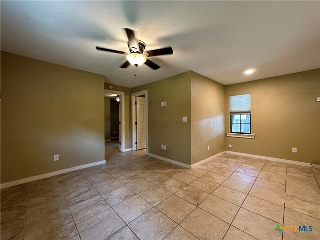 Building Photo - 818 W Hopkins St