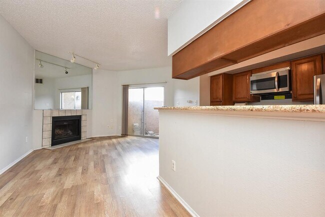 Building Photo - 10855 Meadowglen Ln