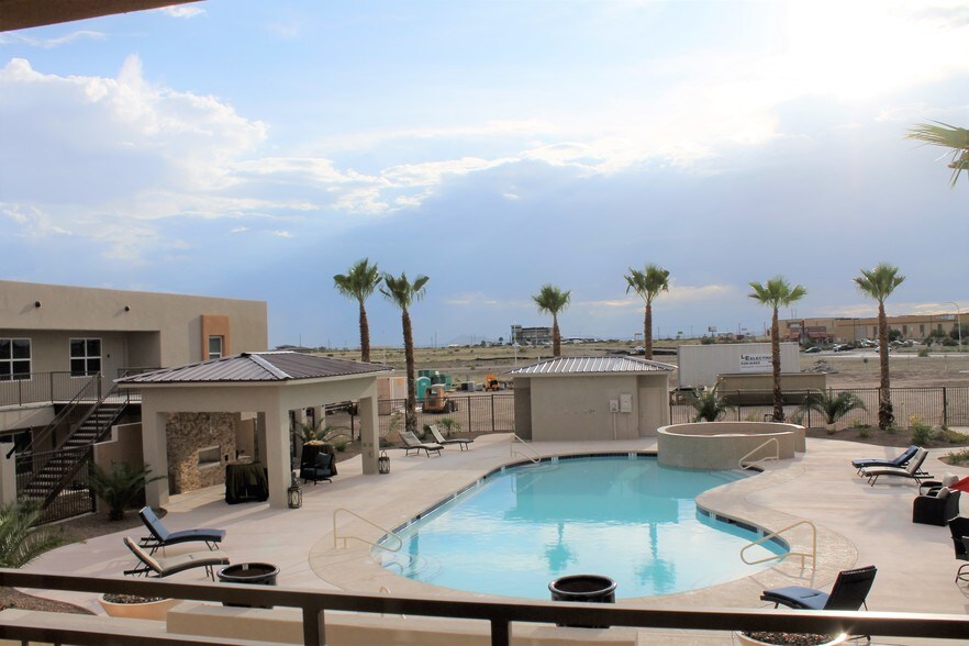 Resort Style Pool Area - 4201 Northrise Dr