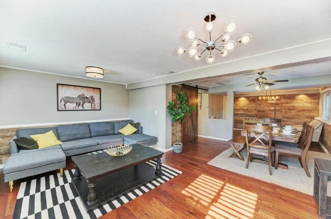 Building Photo - 857 Kings Point Dr W