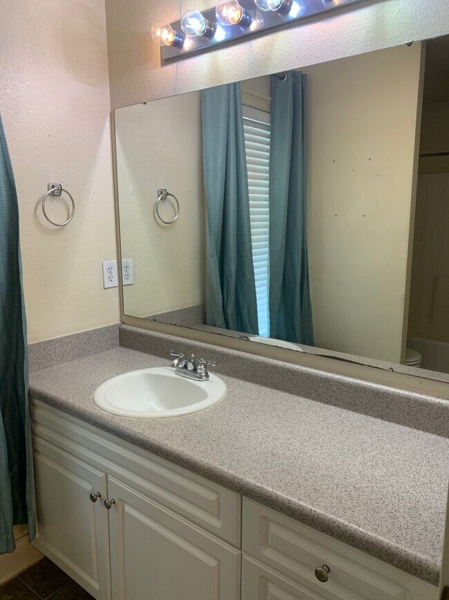 Building Photo - Eagles Landing 4 Bedroom Available for Fall 2026!!