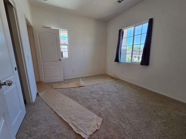 Building Photo - New Listing!