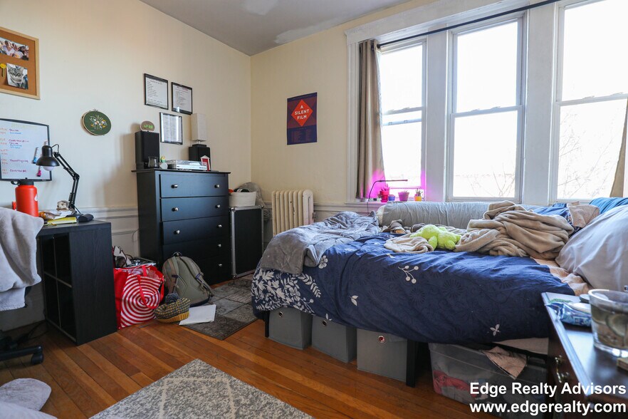 Building Photo - 73 Thatcher St