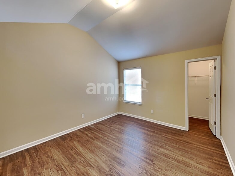 Building Photo - 118 Hidden Creek Dr