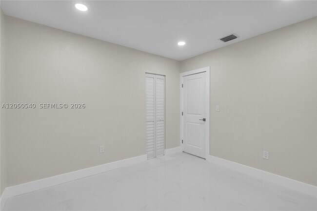 Building Photo - 2640 SW 30th Ct