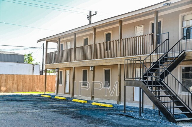 Building Photo - 1141 W Acacia Ave