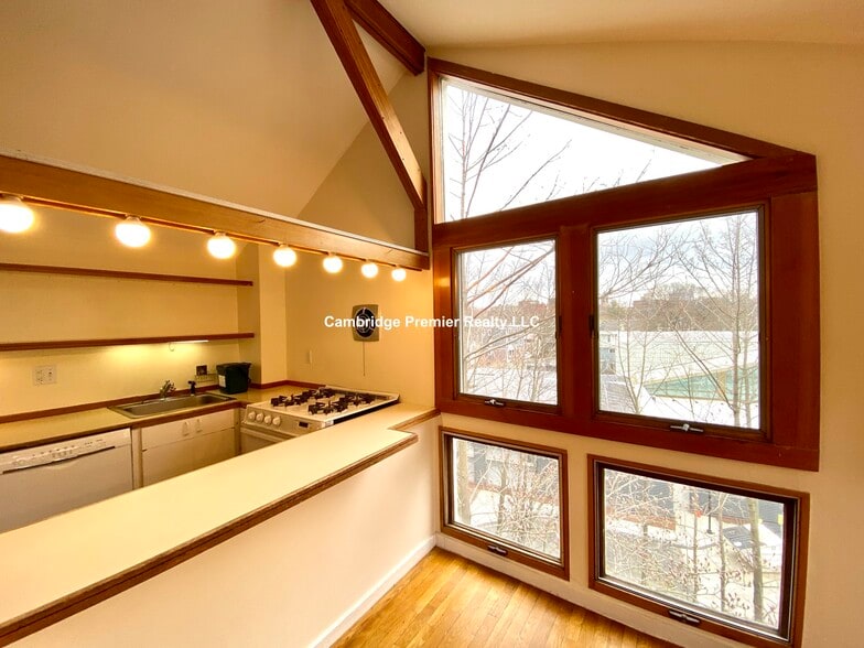 Building Photo - 90 Putnam Ave