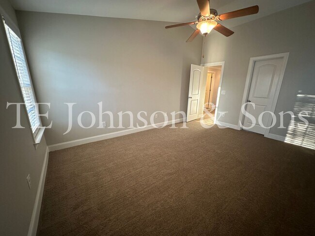 Building Photo - Stunning 3 Bedroom 2.5 Bath in Winston Salem