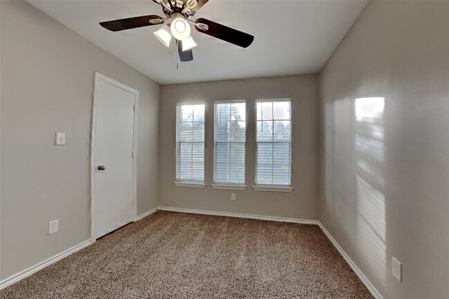 Building Photo - 5402 Woodville Ln