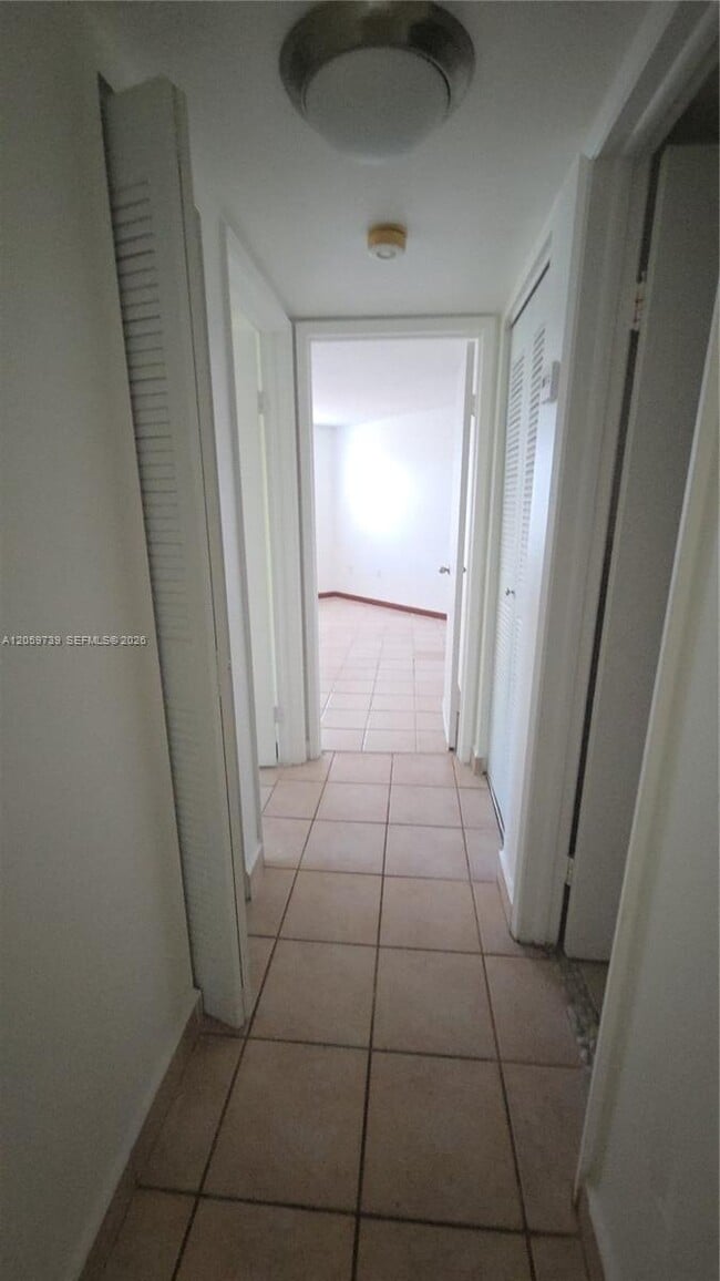 Building Photo - 9437 Fontainebleau Blvd