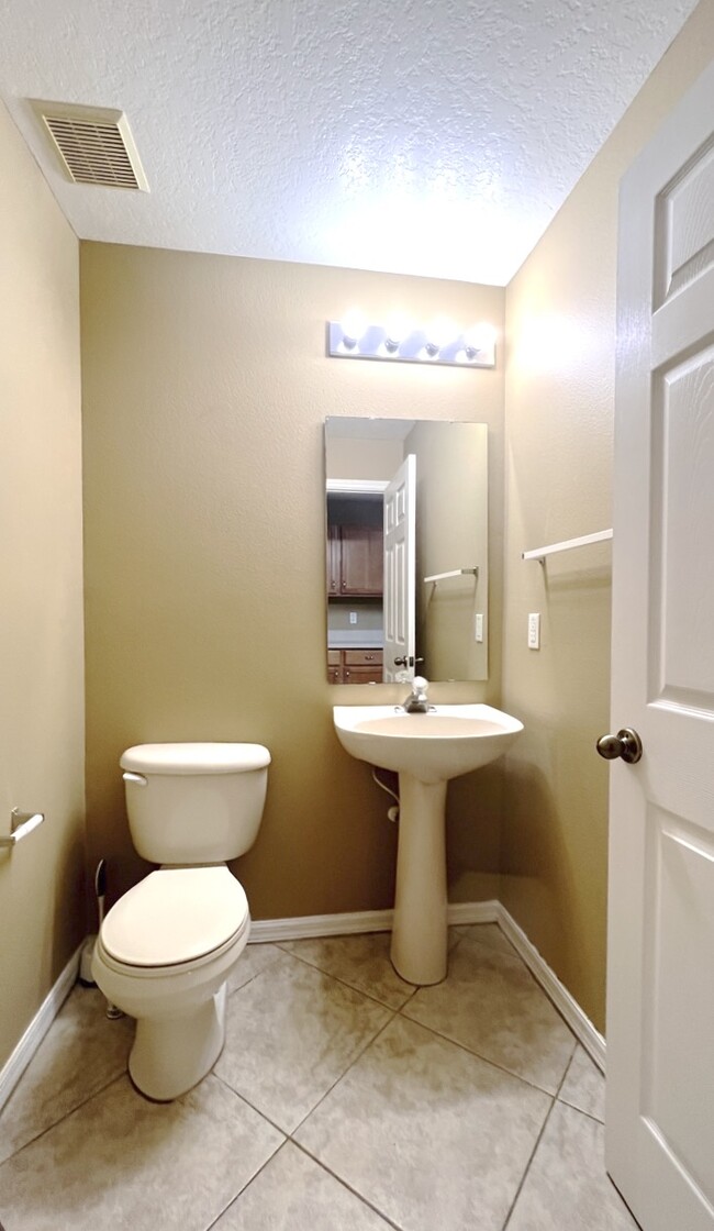 Building Photo - 831 Horseshoe Falls Dr