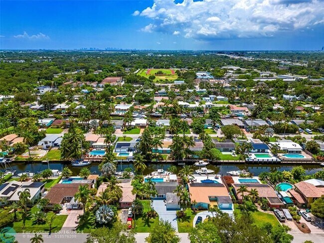 Building Photo - 1704 SW 4th Ct