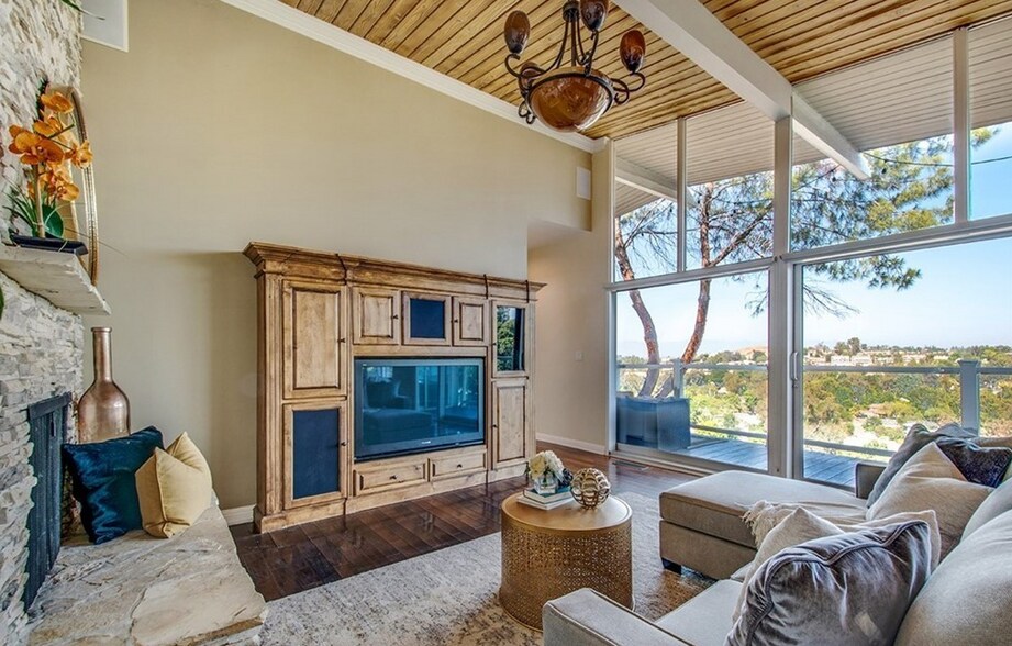 Living Room - 5102 Medina Rd