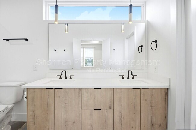 Building Photo - 1307 Bayou St