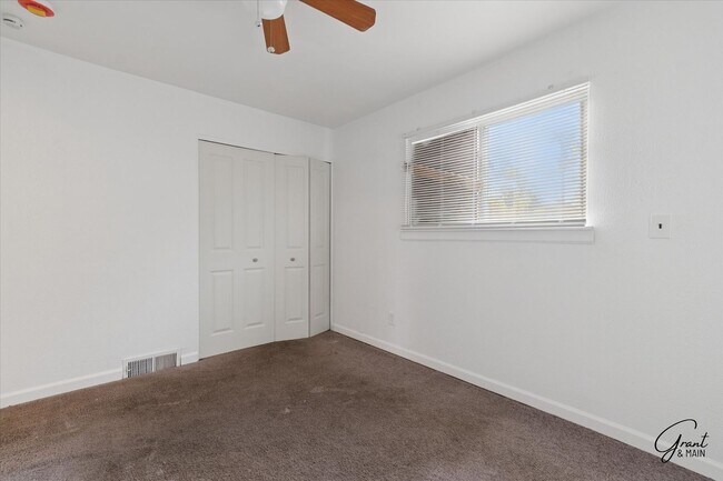 Building Photo - $1300 3 bedroom