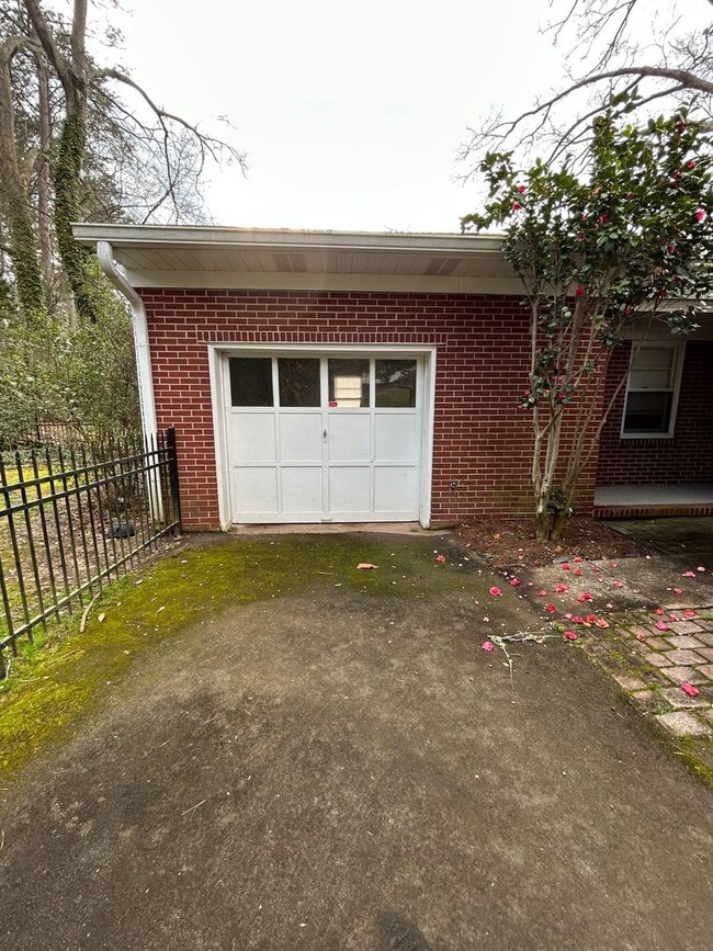 Building Photo - Charming 3/2 House in College Heights- $1,995