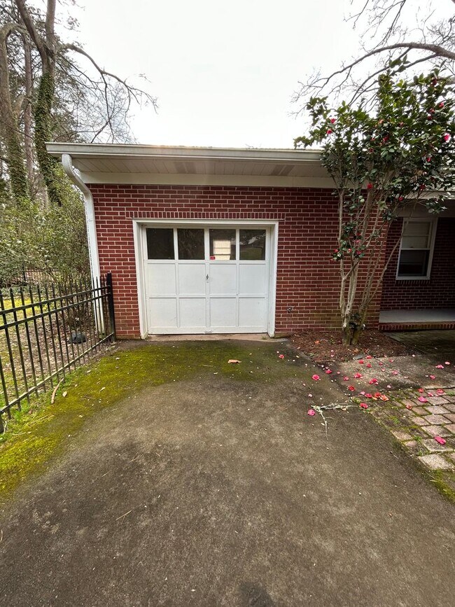 Building Photo - Charming 3/2 House in College Heights- $2,195