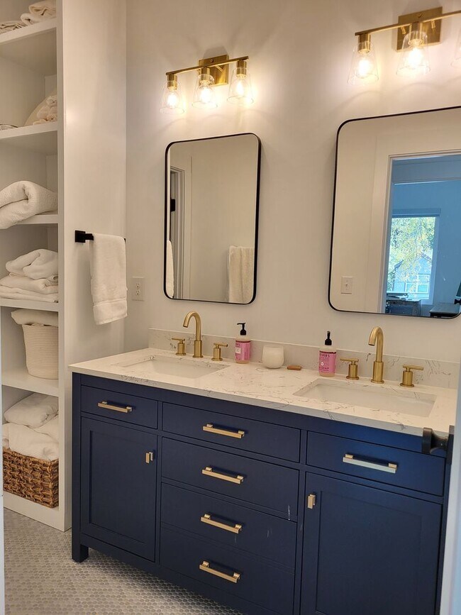 Building Photo - Furnished home in Lincoln Heights
