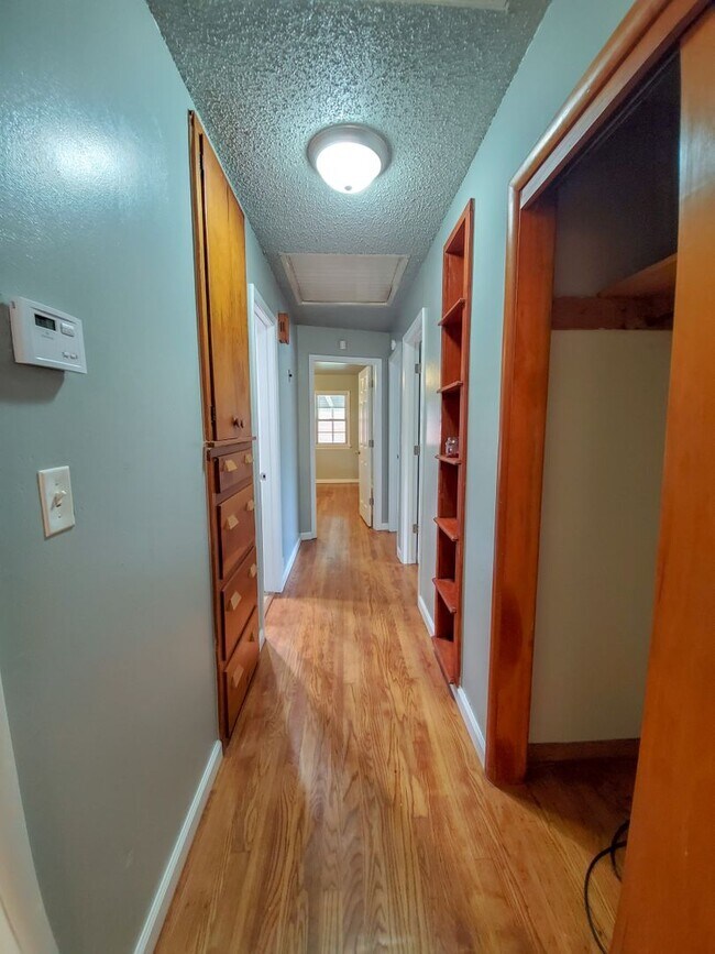 Building Photo - 4 Bedroom 2 bath Home in Shawnee