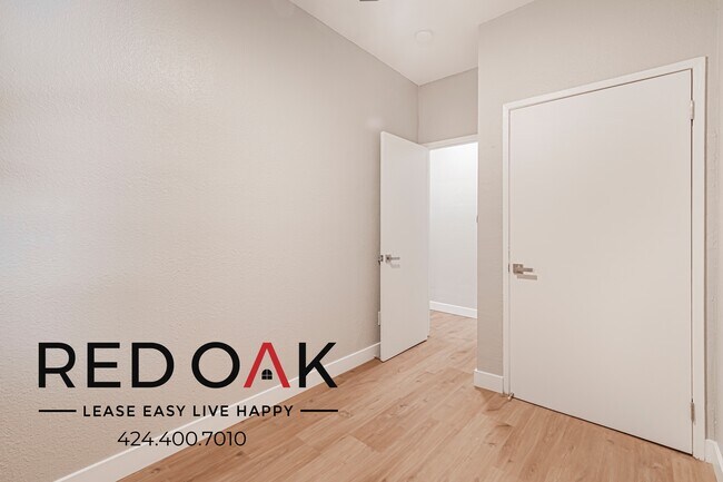 Building Photo - 4606 S Vermont Ave