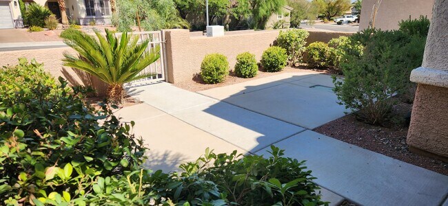 Building Photo - FRESHLY PAINTED 2 Bedroom Patio Home in Ag...