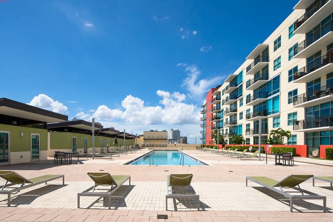 Building Photo - Freshly Painted Upscale 2/1 Condo in amazi...